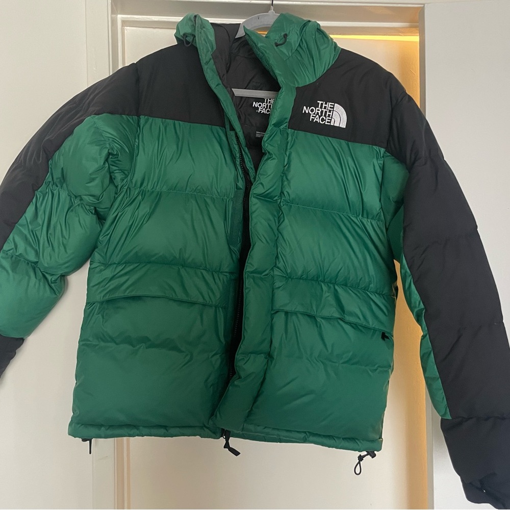 Medium Northface puffer jacket. Water and snow resistant.